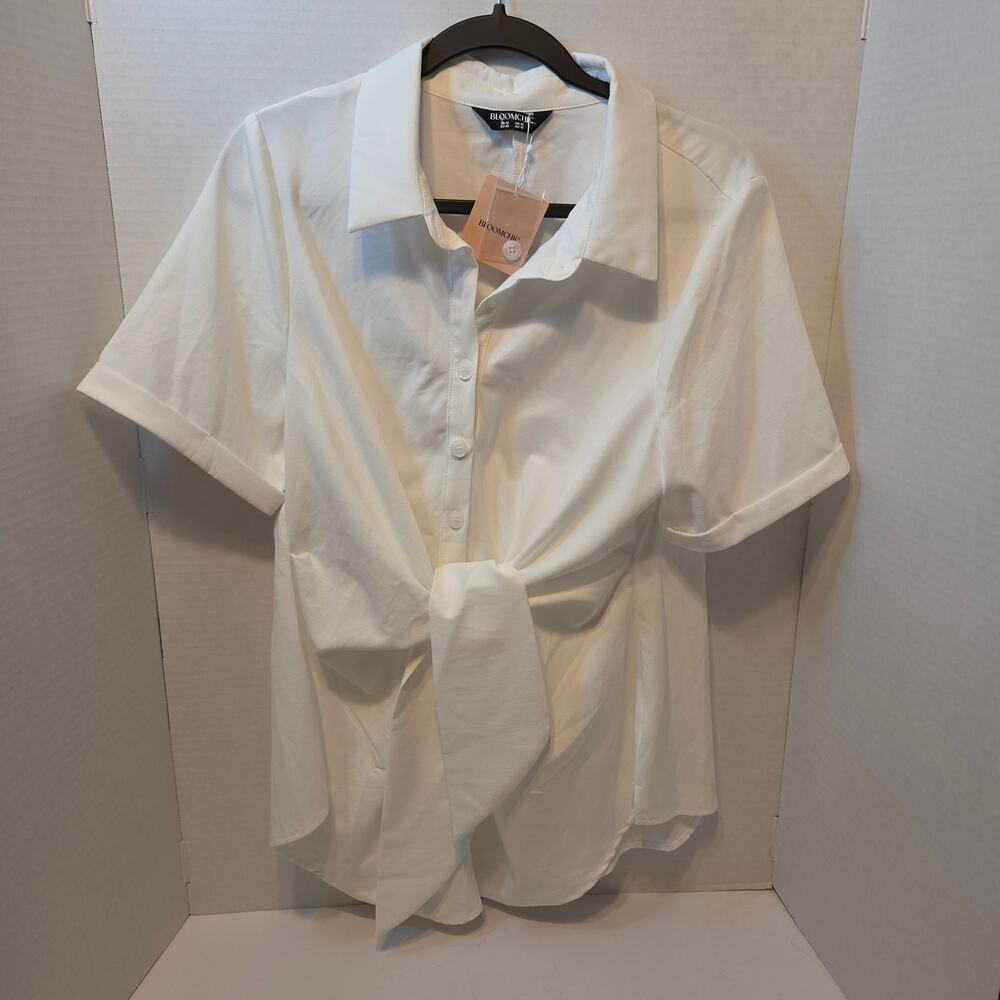 NWT Boom Chic Knotted front asymmetrical hem blouse white SS button-down size 12
